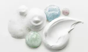 Jaki peeling do cery trądzikowej, aby skutecznie zwalczyć niedoskonałości?
