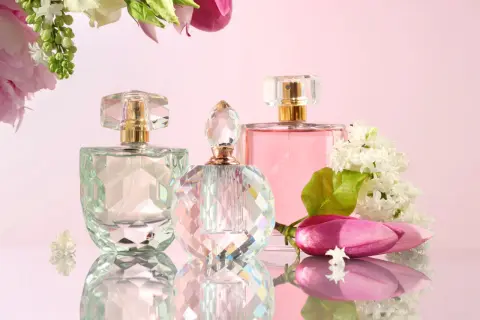 Co jest mocniejsze: woda toaletowa czy perfumowana? Sprawdź różnice!