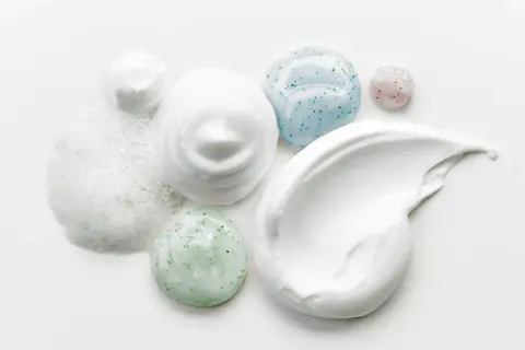 Jaki peeling do cery trądzikowej, aby skutecznie zwalczyć niedoskonałości?