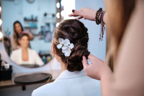 Co pierwsze makijaż czy fryzura? Odkryj, co jest lepsze na ważne chwile