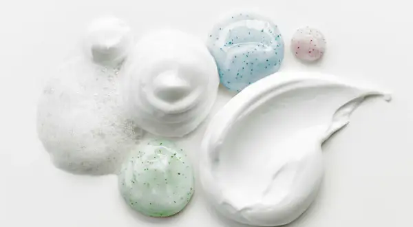 Jaki peeling do cery trądzikowej, aby skutecznie zwalczyć niedoskonałości?