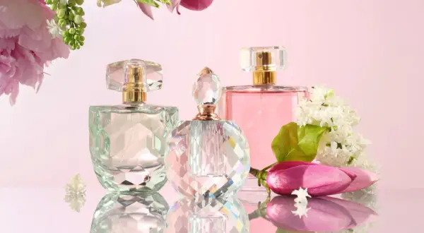 Czym różni się woda toaletowa od perfum? Odkryj kluczowe różnice