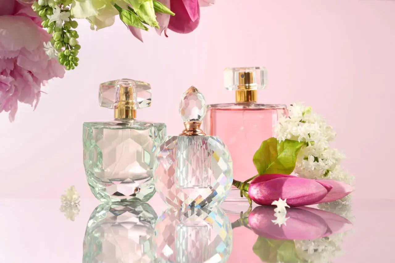 Czym różni się woda toaletowa od perfum? Odkryj kluczowe różnice