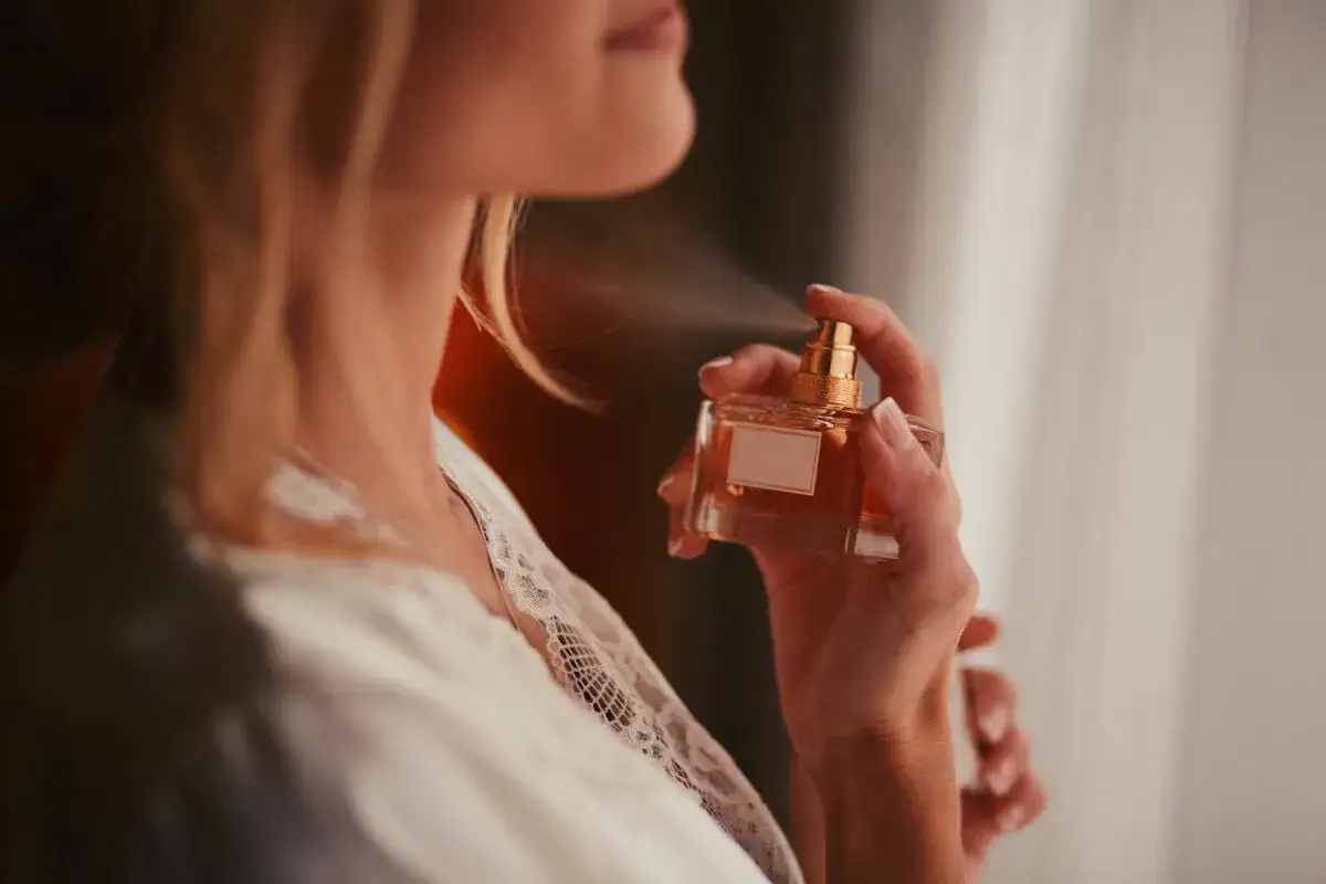Zdjęcie Jak psikac perfumy, by uniknąć błędów i cieszyć się dłuższym zapachem