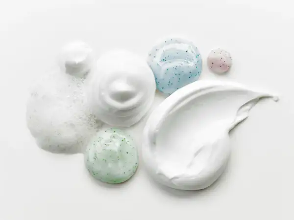 Jaki peeling do cery trądzikowej, aby skutecznie zwalczyć niedoskonałości?